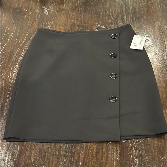 Elegant Contemporaine Black Button-Detail Mini Skirt by Simon’s. - Picture 1 of 6